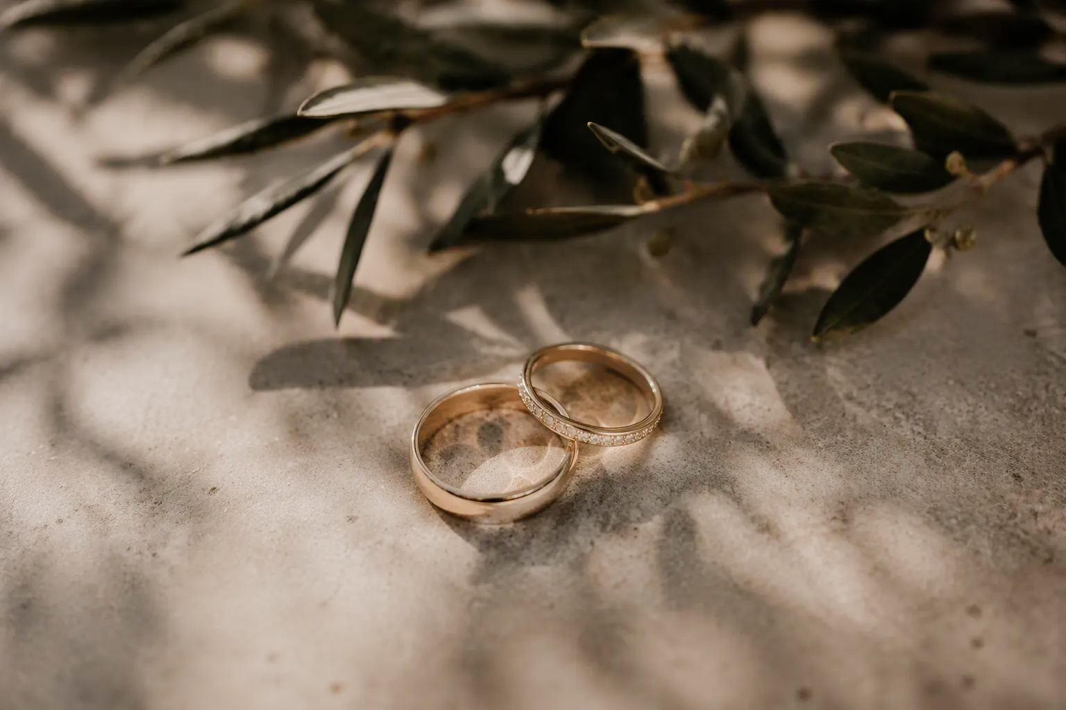 Alianzas de boda sobre tejido natural — fotografía de boda fine art en Gandia