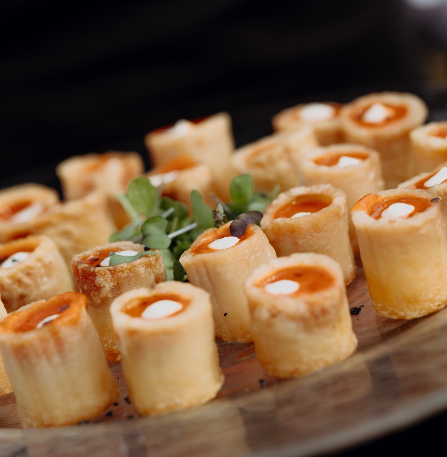 Detalle de canapés servidos en bandeja de madera — fotografía gastronómica de boda