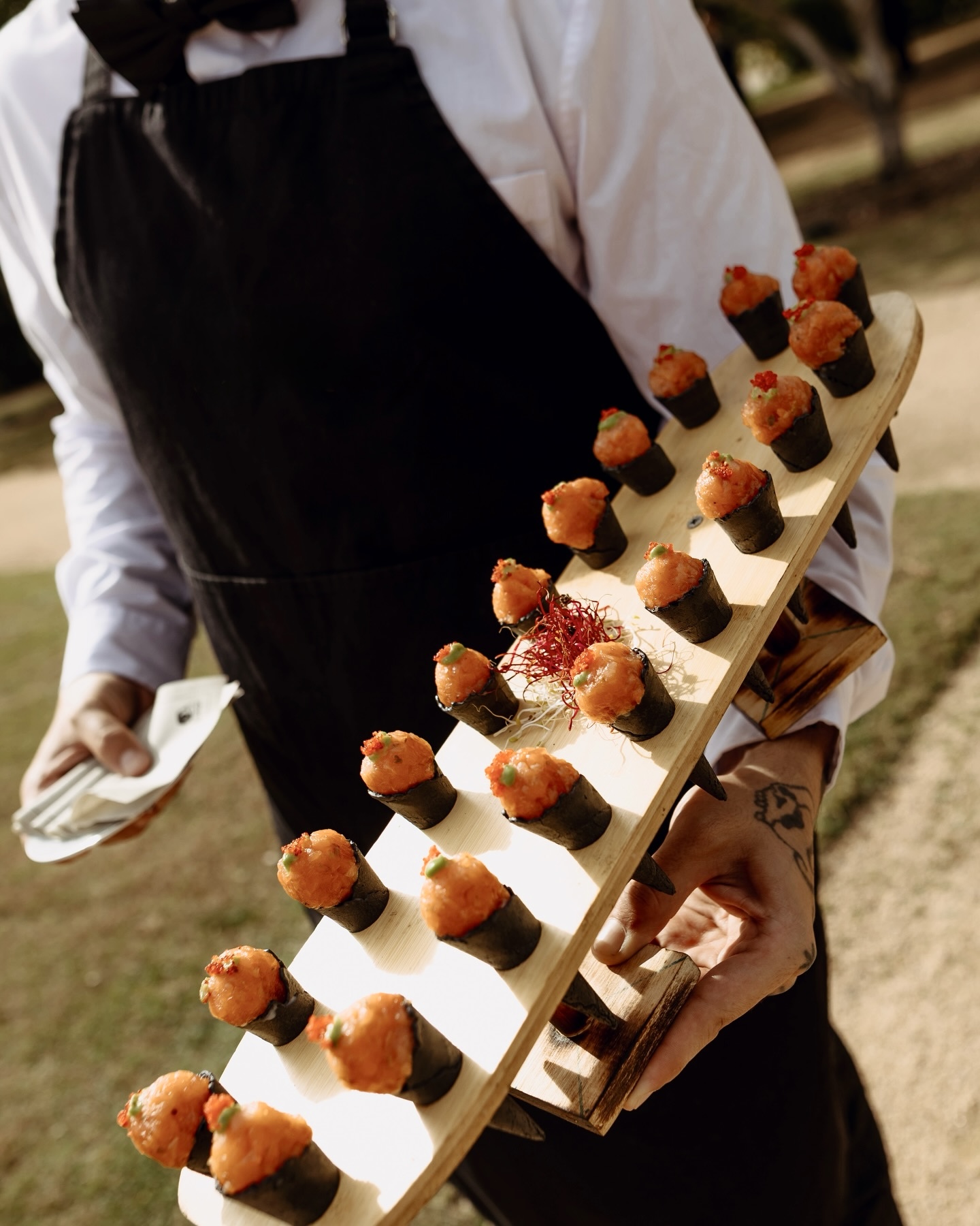 Camarero sirviendo canapés en bandeja durante el cóctel de la boda — fotografía gastronómica de celebración