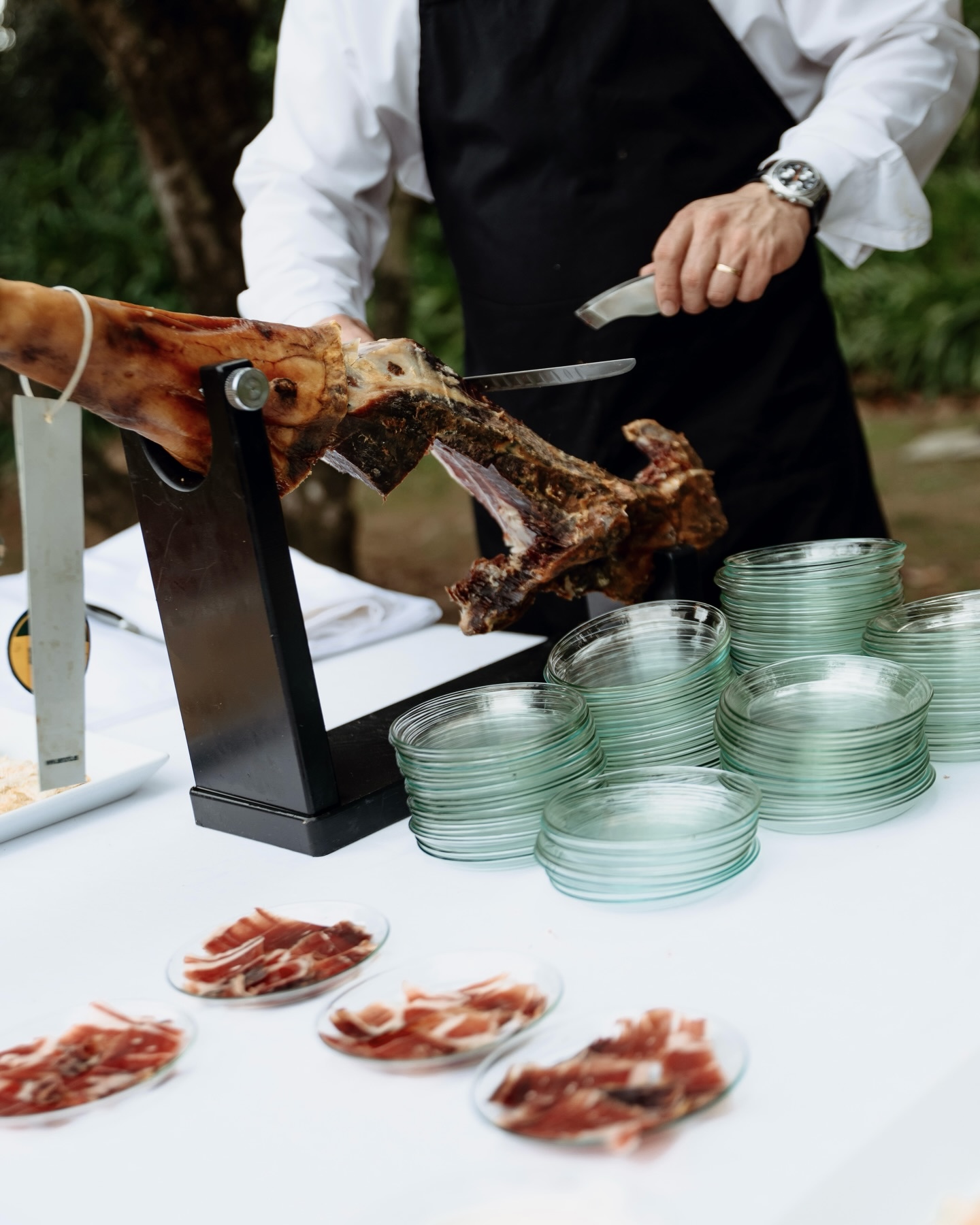 Cortador de jamón en directo durante el aperitivo de la boda — reportaje en Gandia