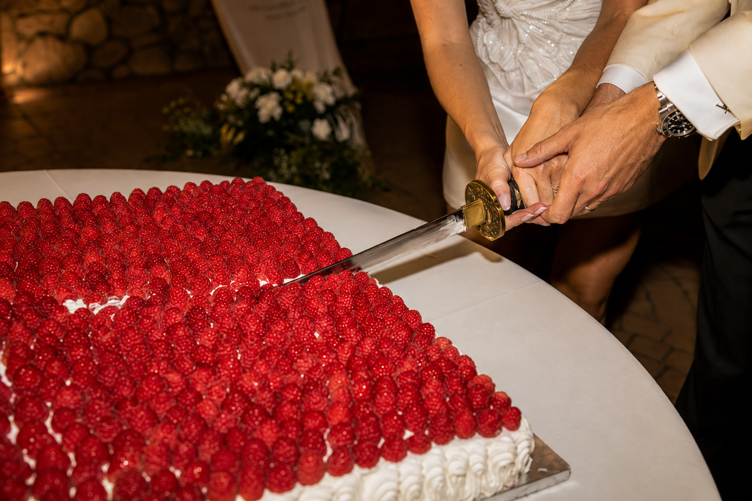 Tarta nupcial recién cortada sobre mantel de lino — reportaje de boda en la Comunitat Valenciana