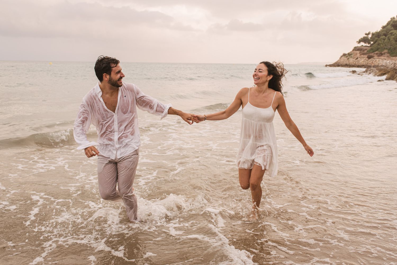 Pareja en sesión de preboda al atardecer — Estruch Fotografía