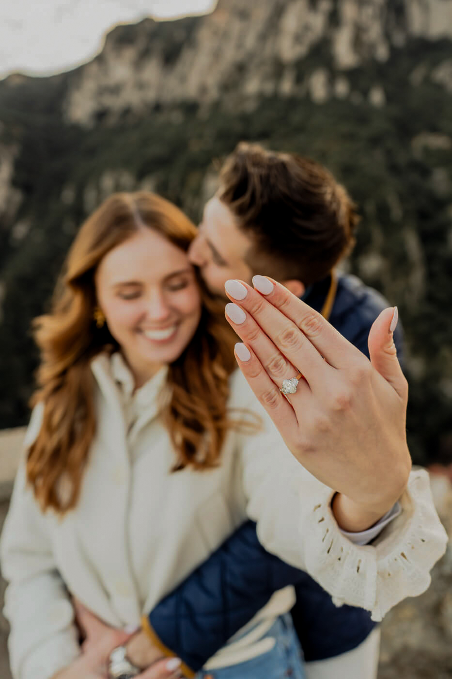 Pareja riendo en su sesión de preboda — reportaje natural